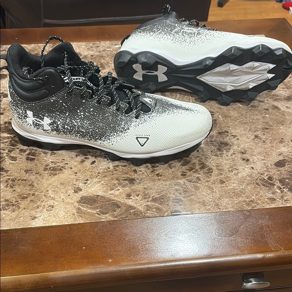Under Armour Black and White Cleats with Cushioned Soles FOOTBALL/SOCCER/BASEBAL